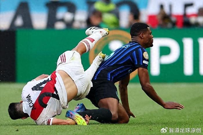 曼城巴萨争夺29岁荷兰右后卫邓弗里斯 解约金仅2500万欧