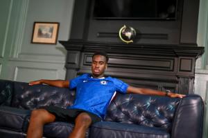 签至2032！官方：切尔西签下20岁多特边锋吉滕斯，转会费5200万镑