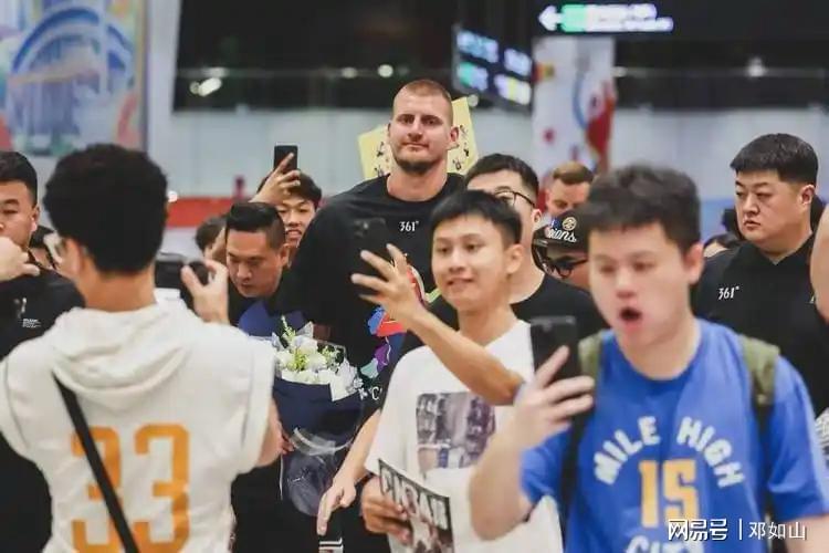 开云中国官网-NBA球星纷至沓来  詹姆斯与李梦共舞霸王步