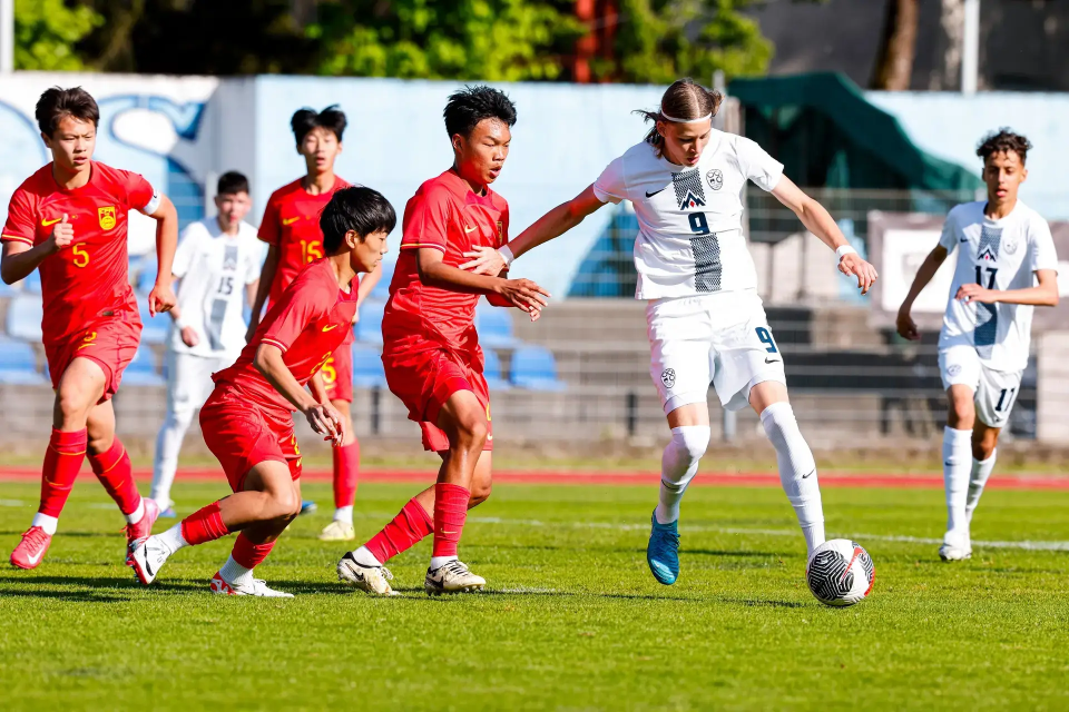 开云官方网站-U15国足1-2欧洲队 海外拉练首战惜败 国脚弟弟造点 2天后战意大利
